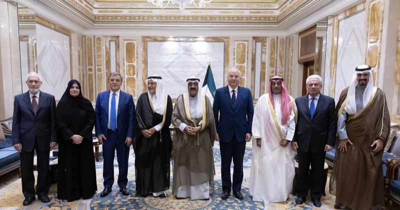 سمو الأمير يستقبل رئيس وأعضاء مركز أكسفورد للدراسات الإسلامية