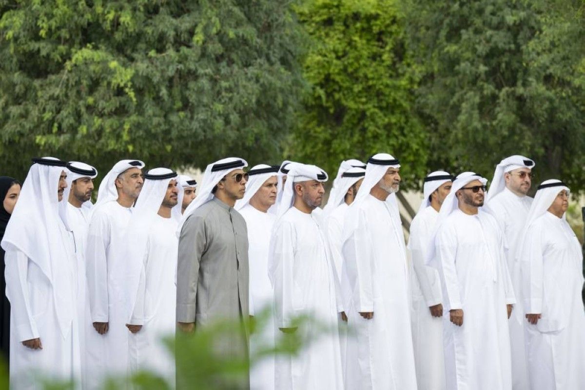 منصور بن زايد يرفع علم الإمارات على سارية صرح زايد المؤسس بمناسبة يوم العلم