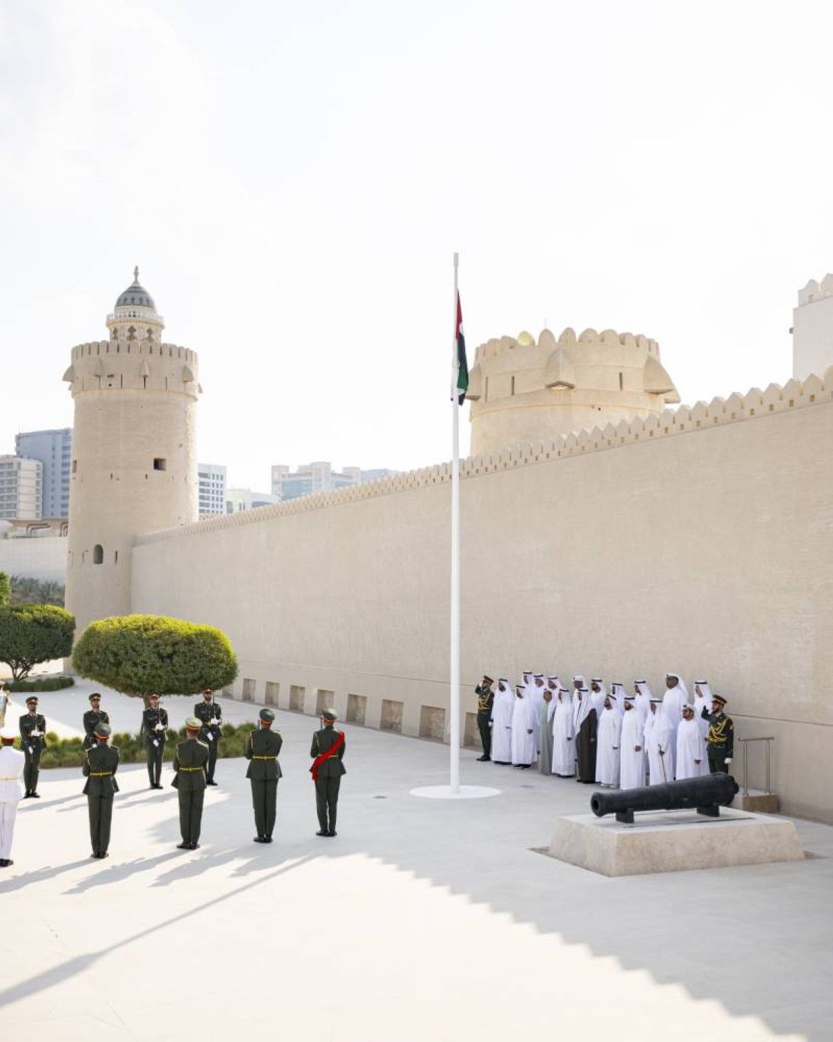 رئيس الدولة في مناسبة يوم العلم: أبناء الإمارات جيلاً بعد جيل يجتمعون على حب الوطن