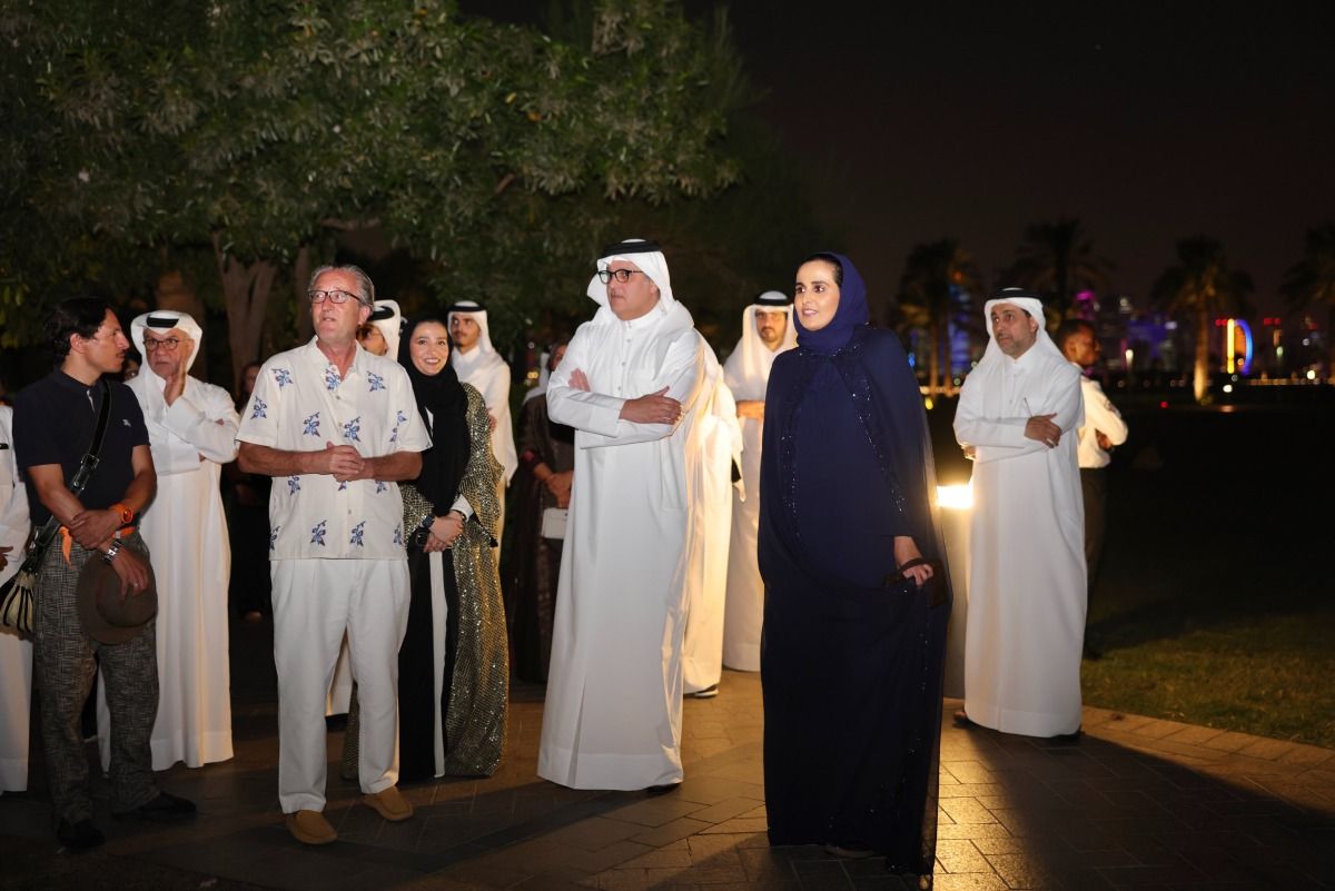 رئيس مجلس أمناء متاحف قطر تدشن عملا فنيا تركيبيا بعنوان "لا خبز ..لا رماد" في حديقة متحف الفن الإسلامي