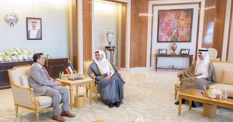 وزير شؤون الديوان الأميري ورئيس ديوان سمو ولي العهد يستقبلان سفيري المغرب واليمن