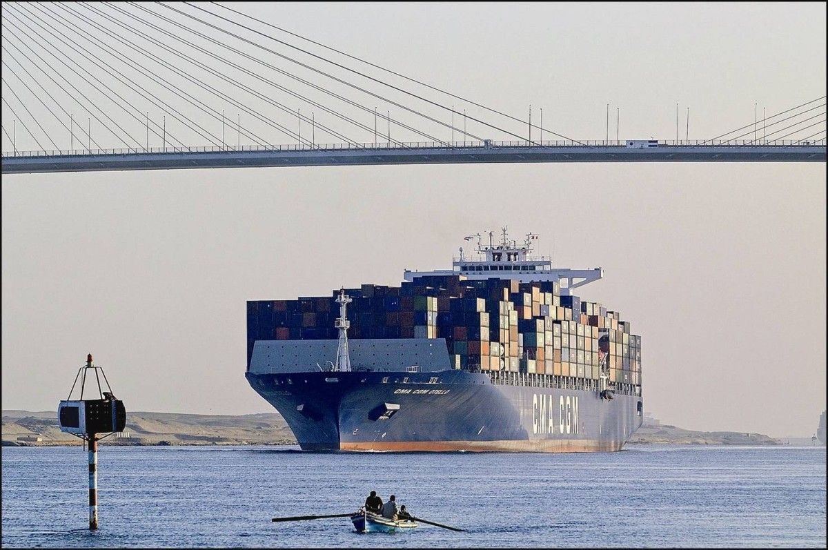 إيرادات قناة السويس ترتفع 14% مع تراجع التوتر في البحر الأحمر