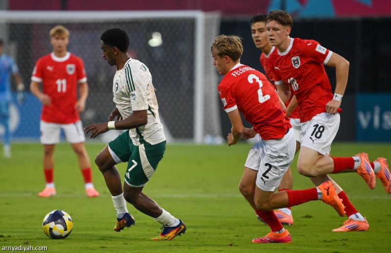 الأخضر يبدأ المونديال بخسارة وطردين