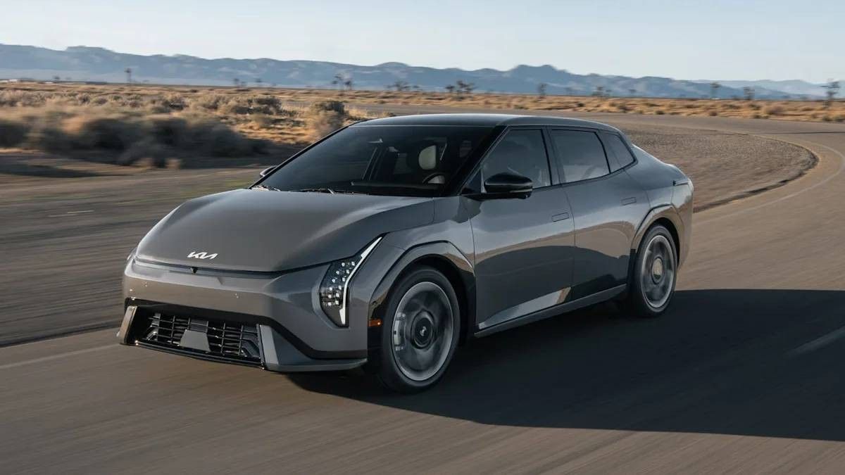 رائحة البنزين تعود… داخل سيارتك الكهربائية