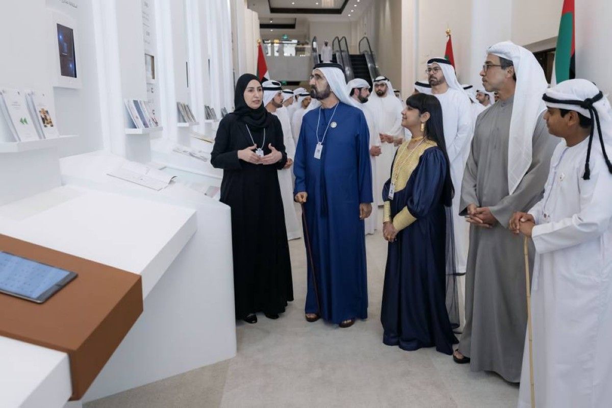 محمد بن راشد يطلع على الجدارية الإحصائية لدولة الإمارات