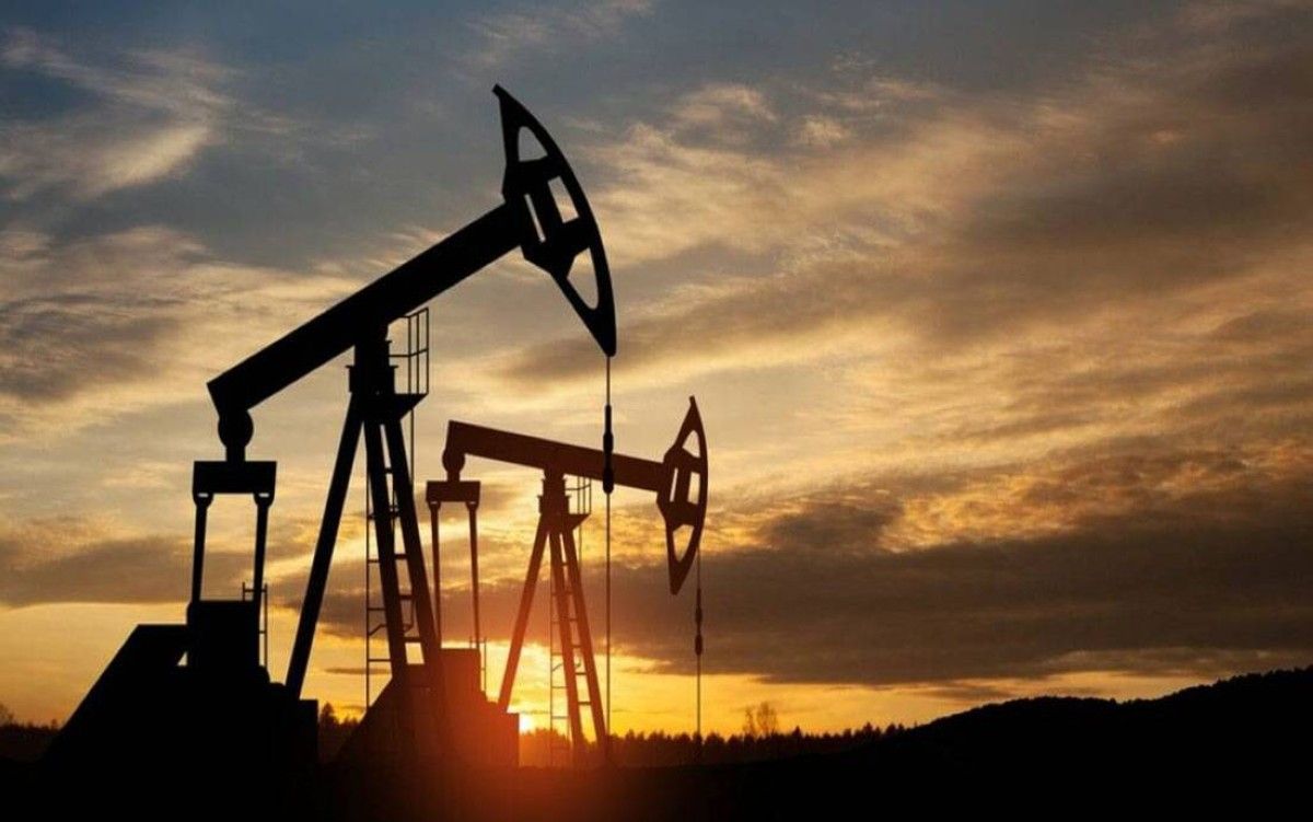 النفط يتجه لثاني خسارة أسبوعية وسط مخاوف من فائض الإمدادات