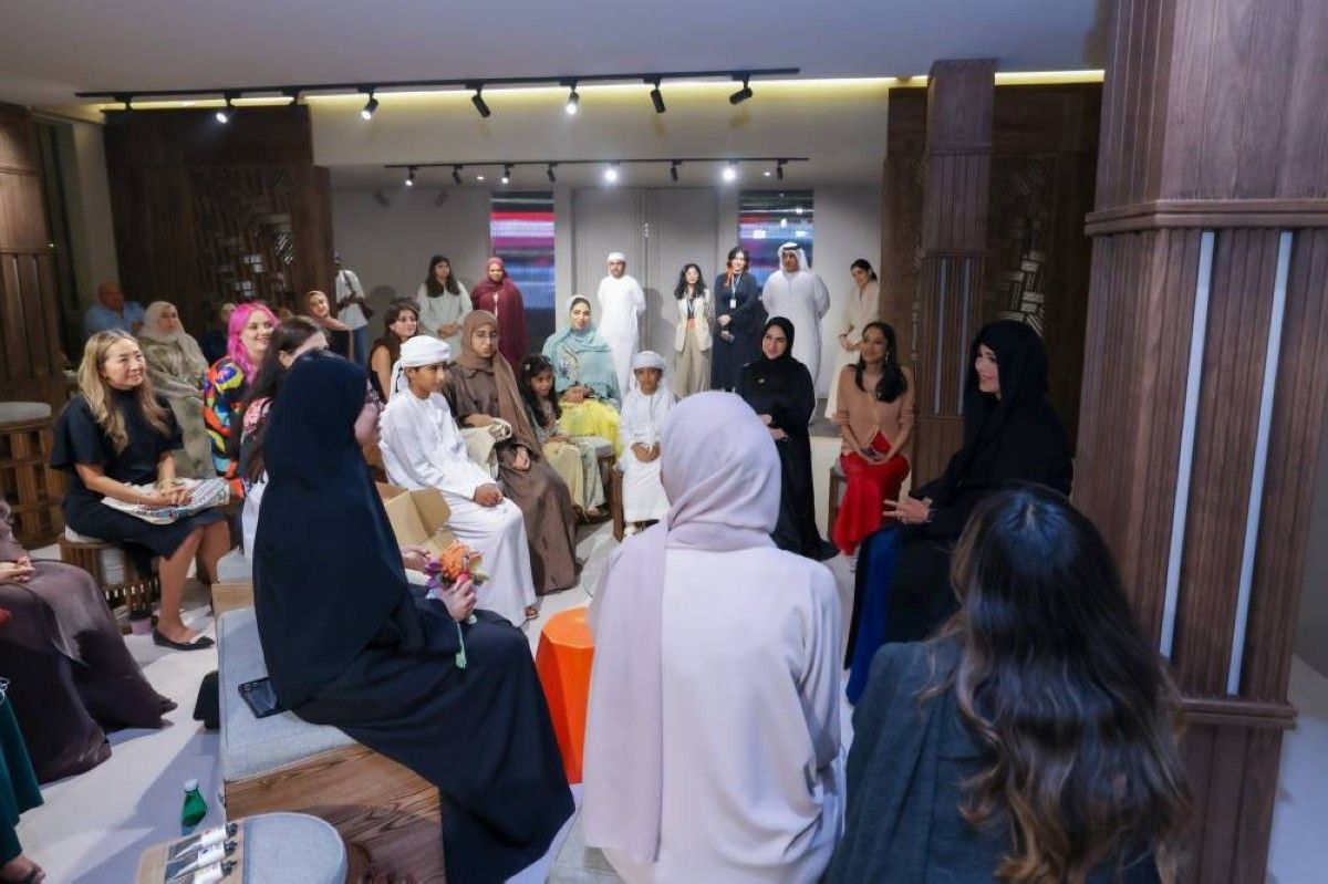 لطيفة بنت محمد تلتقي الحرفيين وأصحاب المشاريع الناشئة في سوق أسبوع دبي للتصميم