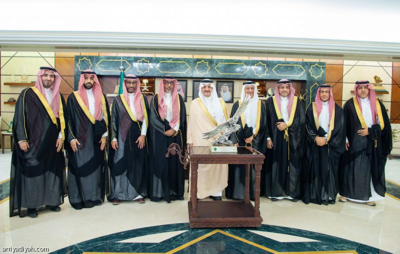 أمير الشرقية يستقبل إدارة الخليج