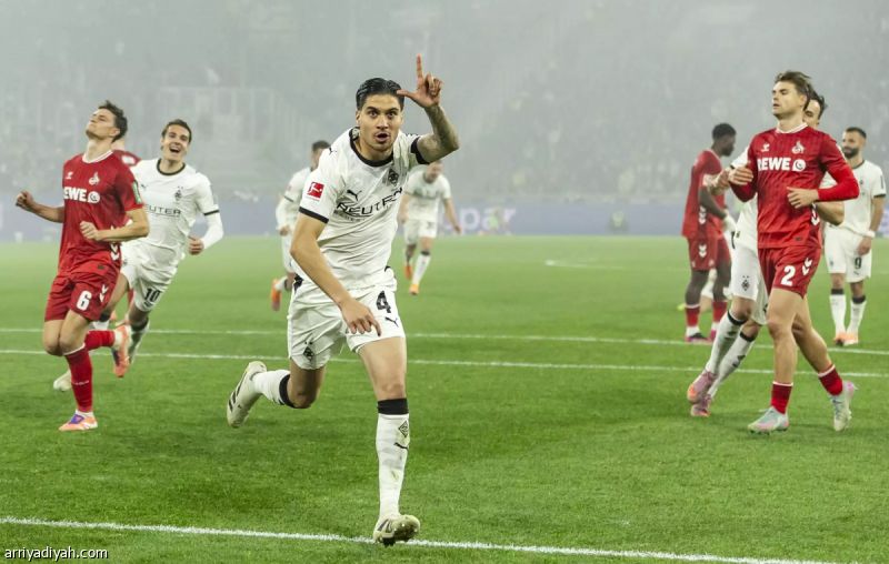 جلادباخ يحسم «ديربي الراين» بثلاثية