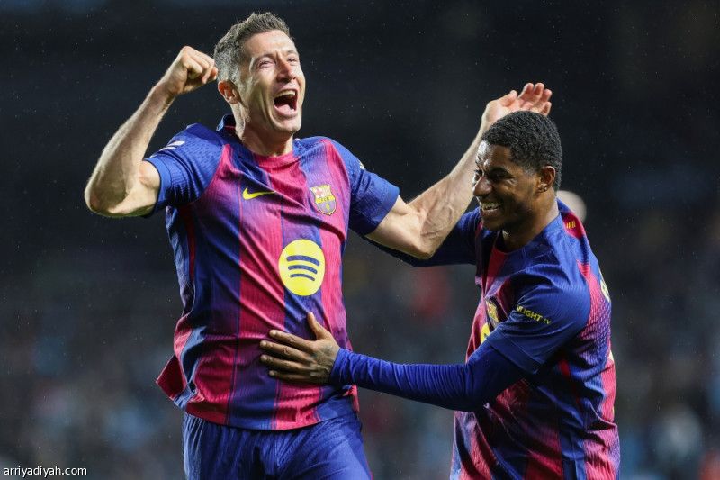 «هاتريك» ليفاندوفسكي يقلّص فارق الصدارة