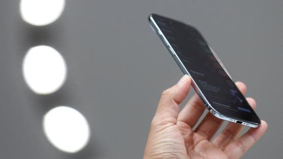 هاتف آيفون إير (رويترز)