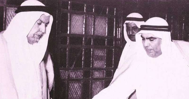 الأمير الراحل الشيخ عبدالله السالم متسلماً مشروع الدستور