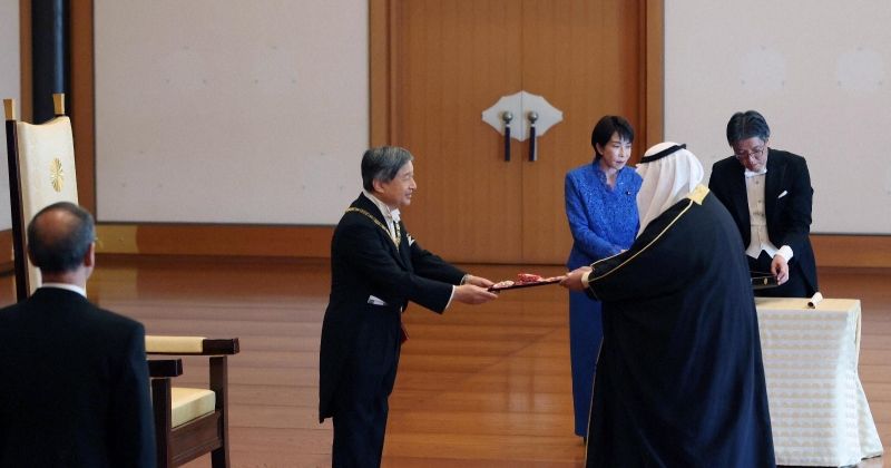 ما هو «وسام الشمس المشرقة» الذي قلده إمبراطور اليابان للشيخ ناصر المحمد