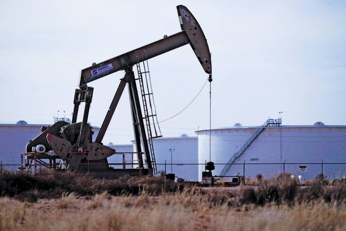 النفط يعمق خسائره بضغط زيادة المخزونات الأمريكية وتوقعات أوبك