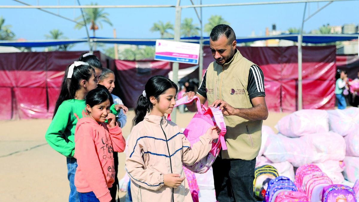 قطر الخيرية توزّع حقائب مدرسية على أطفال غزة