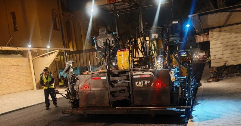 «الأشغال» تواصل صيانة طرق منطقة اليرموك