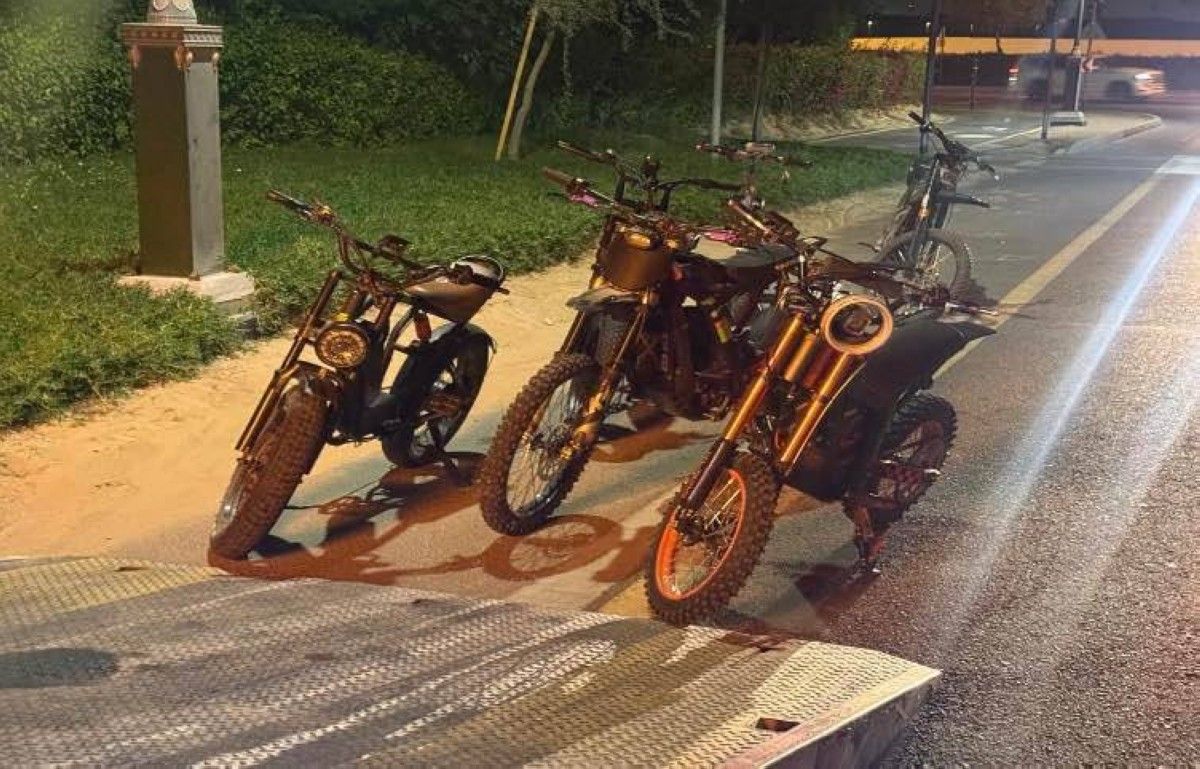 شرطة دبي تضبط عدداً من المراهقين يقودون دراجات كهربائية بسرعة 100 كلم على مسارات الجري