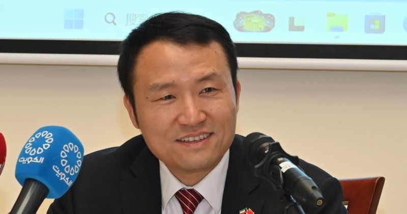 القائم بالأعمال الصيني متحدثاً في المؤتمر الصحافي (تصوير أسعد عبدالله)