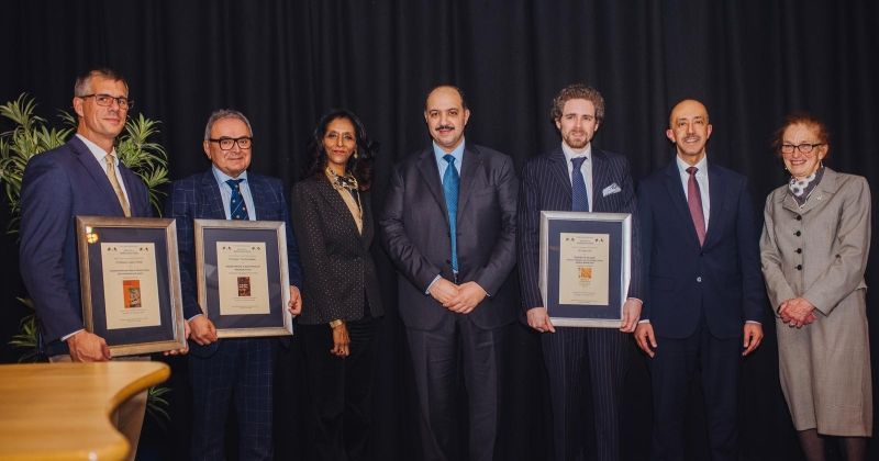 مبارك العبدالله والسفير المنيخ في لقطة مع الفائزين بعد تكريمهم