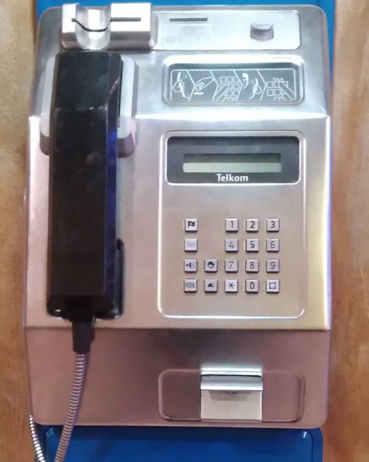 الملياردير البخيل.. وضع "هاتف عملة" لضيوفه ورفض دفع فدية حفيده