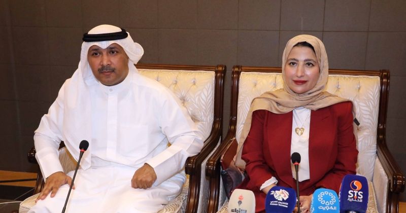 عائشة المحمود وخليفة الرباح خلال المؤتمر الصحافي