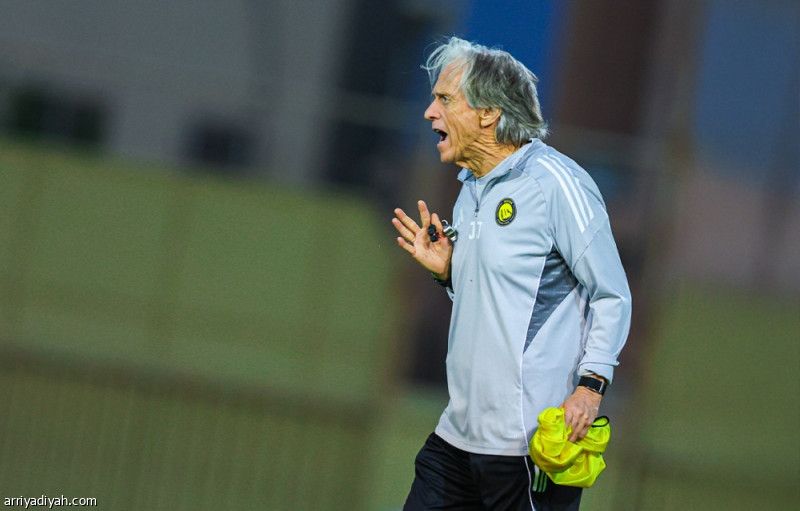 جيسوس يجهز النصر ويخشى المجازفة