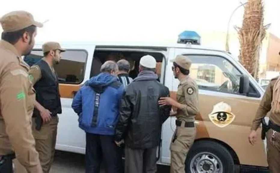 السجن والترحيل والغرامة.. السعودية تكشف عقوبة ناقلي ومتستري مخالفي الإقامة