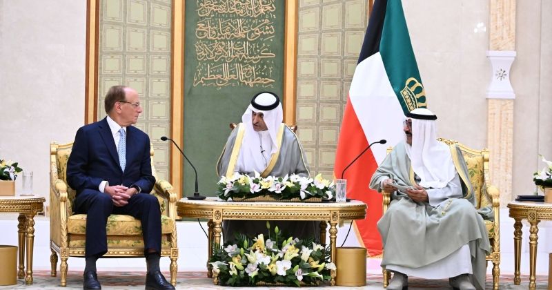 سمو الأمير يستقبل رئيس مجلس الإدارة والرئيس التنفيذي لشركة «بلاك روك»