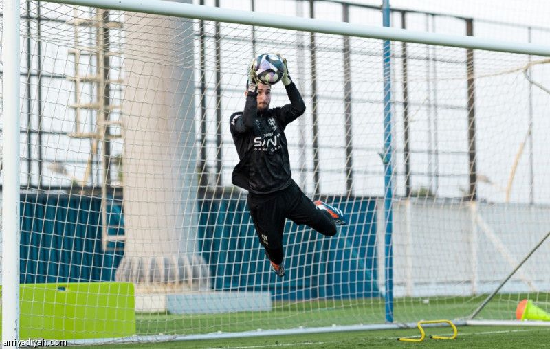 إنزاجي يخطط على باتوييه قبل غياب بونو