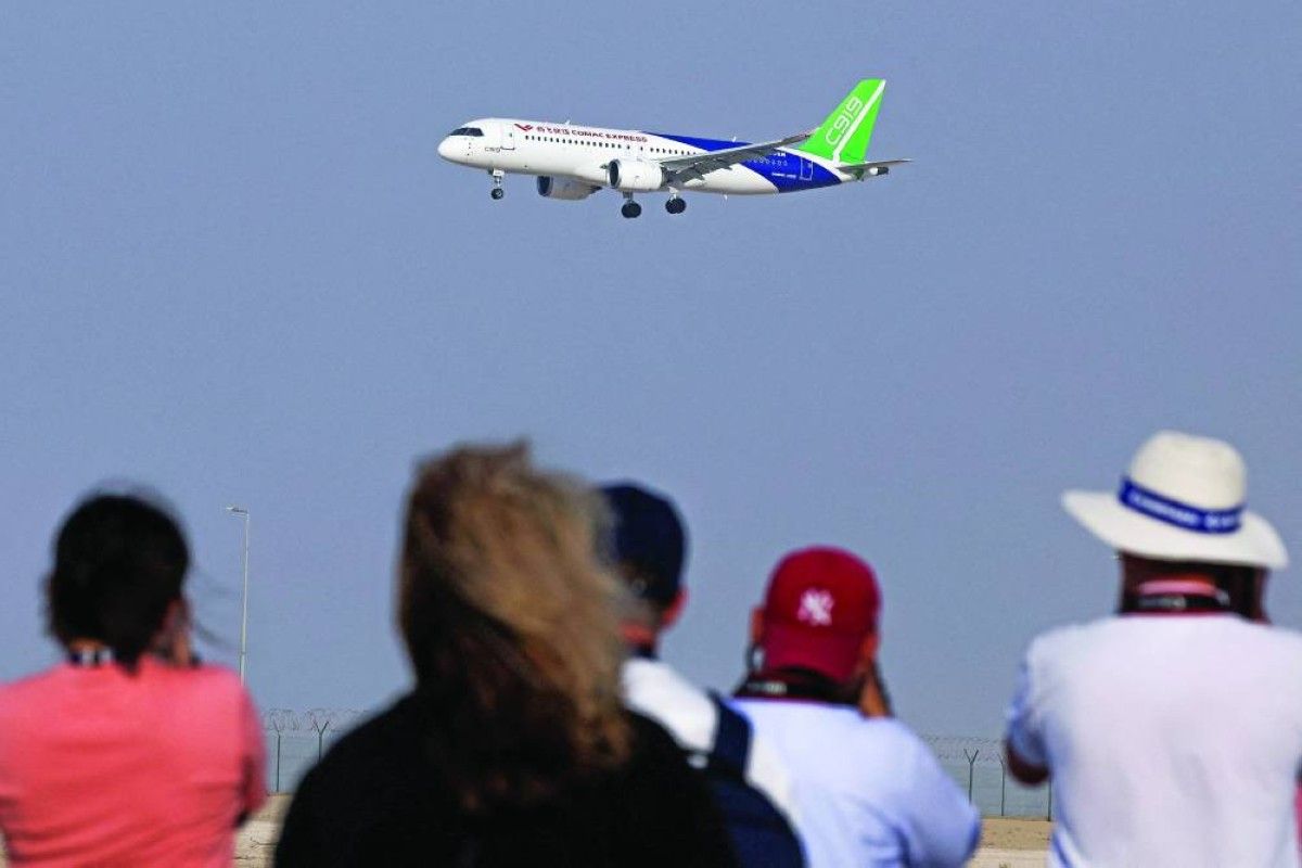 النفاثة «كوماك» الصينية تلفت الأنظار بعرض جوي في معرض دبي للطيران