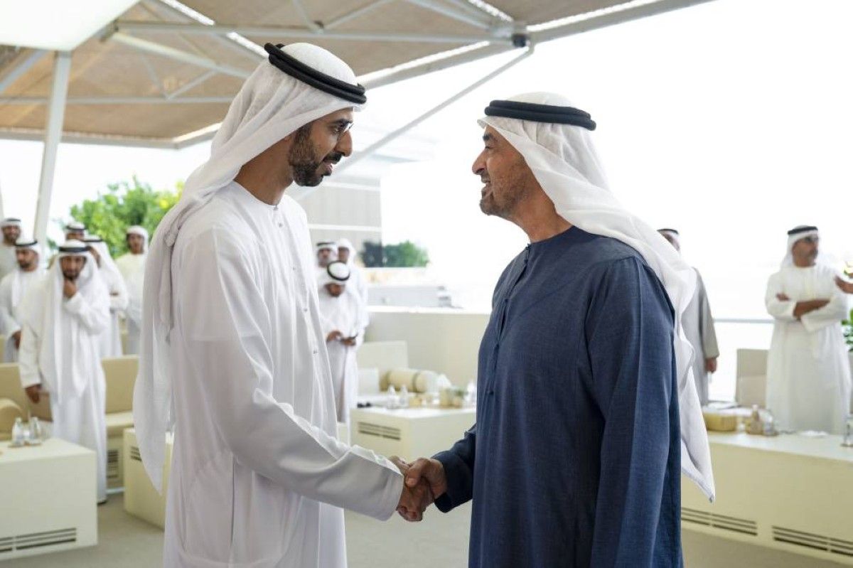 محمد بن زايد يستقبل منتسبي "برنامج قيادات حكومة الإمارات 2025"