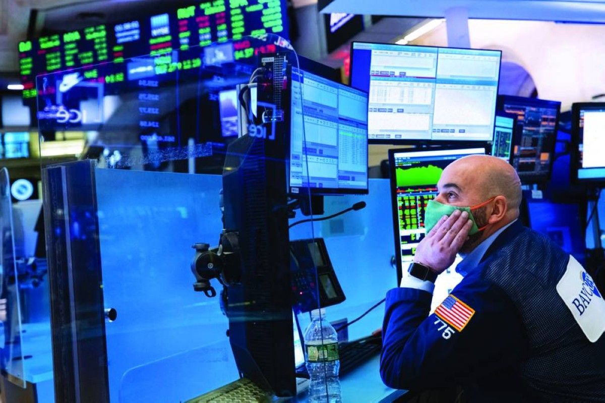 تهاوي الأسهم العالمية.. والأحمر يحكم قبضته على شاشات التداول