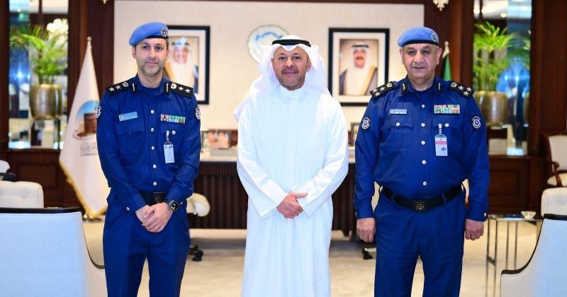 محافظ الفروانية متوسطا العميد القديحي والعقيد الصالح