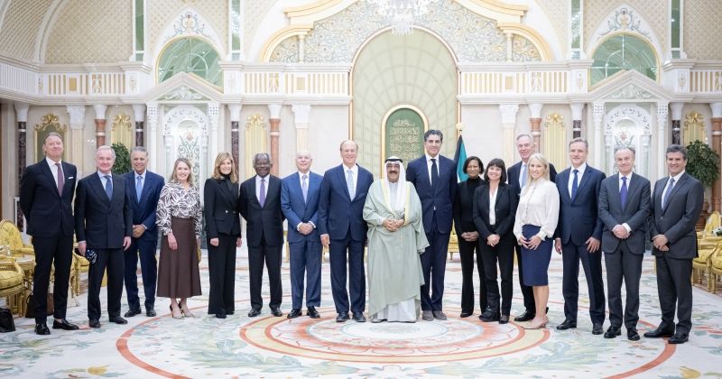 سمو الأمير متوسطاً وفد شركة «بلاك روك»