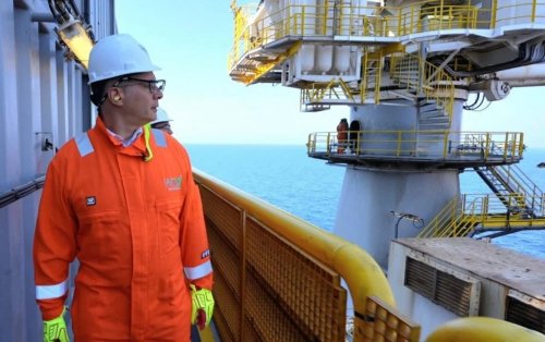 دولة عربية يحبها الجميع تعلن اكتشاف حقل نفط جديد إنتاجه يفوق جميع الحقول التابعة لارامكو السعودية