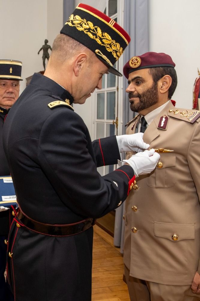 قائد الحرس الأميري يستعرض مع قائد الحرس الجمهوري الفرنسي علاقات التعاون بين الجانبين