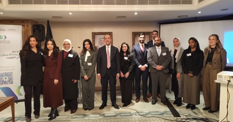 السفير المنيخ يتوسط مؤسسي فرق المشاريع الفائزة