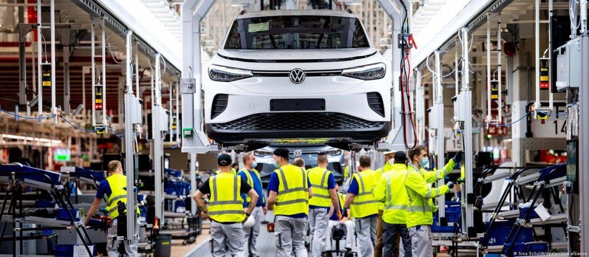 فولكس فاجن وريفيان تستعدان لمنافسة تسلا في السيارات الكهربائية