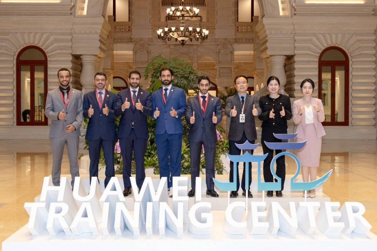 شرطة عجمان تدرب كوادرها رقمياً في «هواوي» الصينية