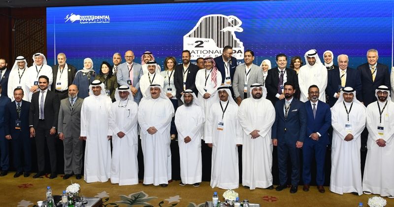 وزير الصحة متوسطاً المشاركين في المؤتمر