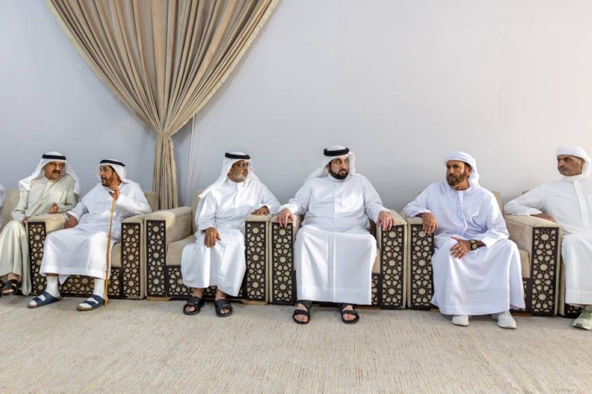 أحمد بن محمد يقدّم واجب العزاء في وفاة سعيد محمد المروشد