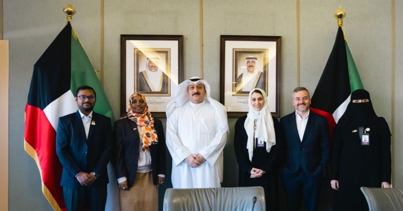 الوزير العوضي متوسطاً الوفد الخليجي والدولي