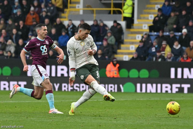 تشيلسي يكسب بيرنلي بثنائية