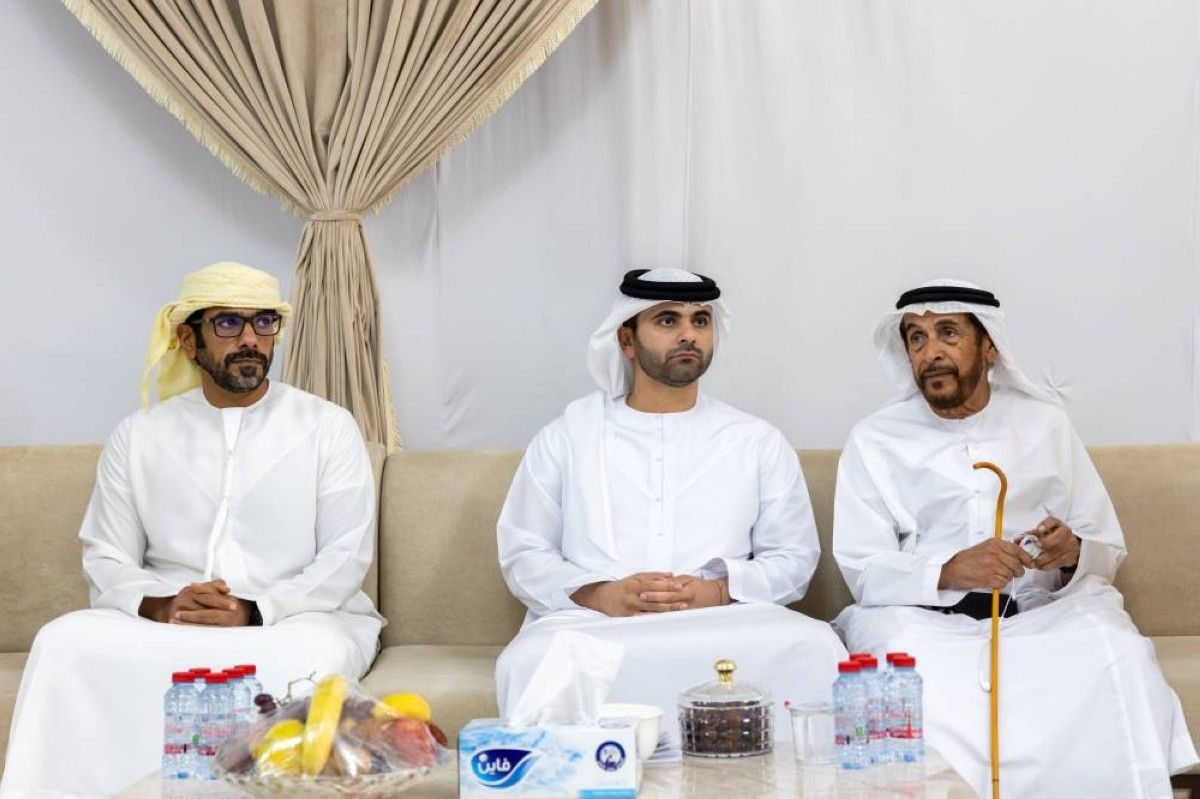 منصور بن محمد يقدّم واجب العزاء في وفاة سعيد محمد المروشد