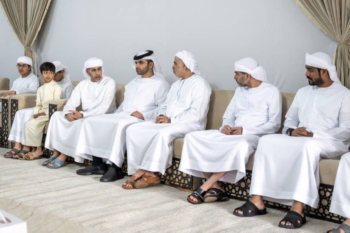 منصور بن محمد يقدّم واجب العزاء في وفاة موزة حميد عبيد الشامسي