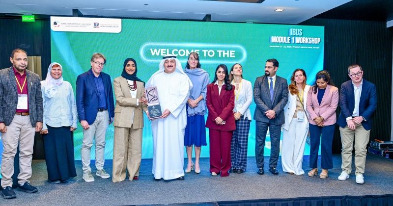 هبة الفرحان تقدم درعا تذكارية لوزير الصحة