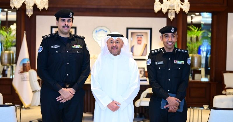 محافظ الفروانية متوسطاً العقيد الحشاش والمقدم الجلال