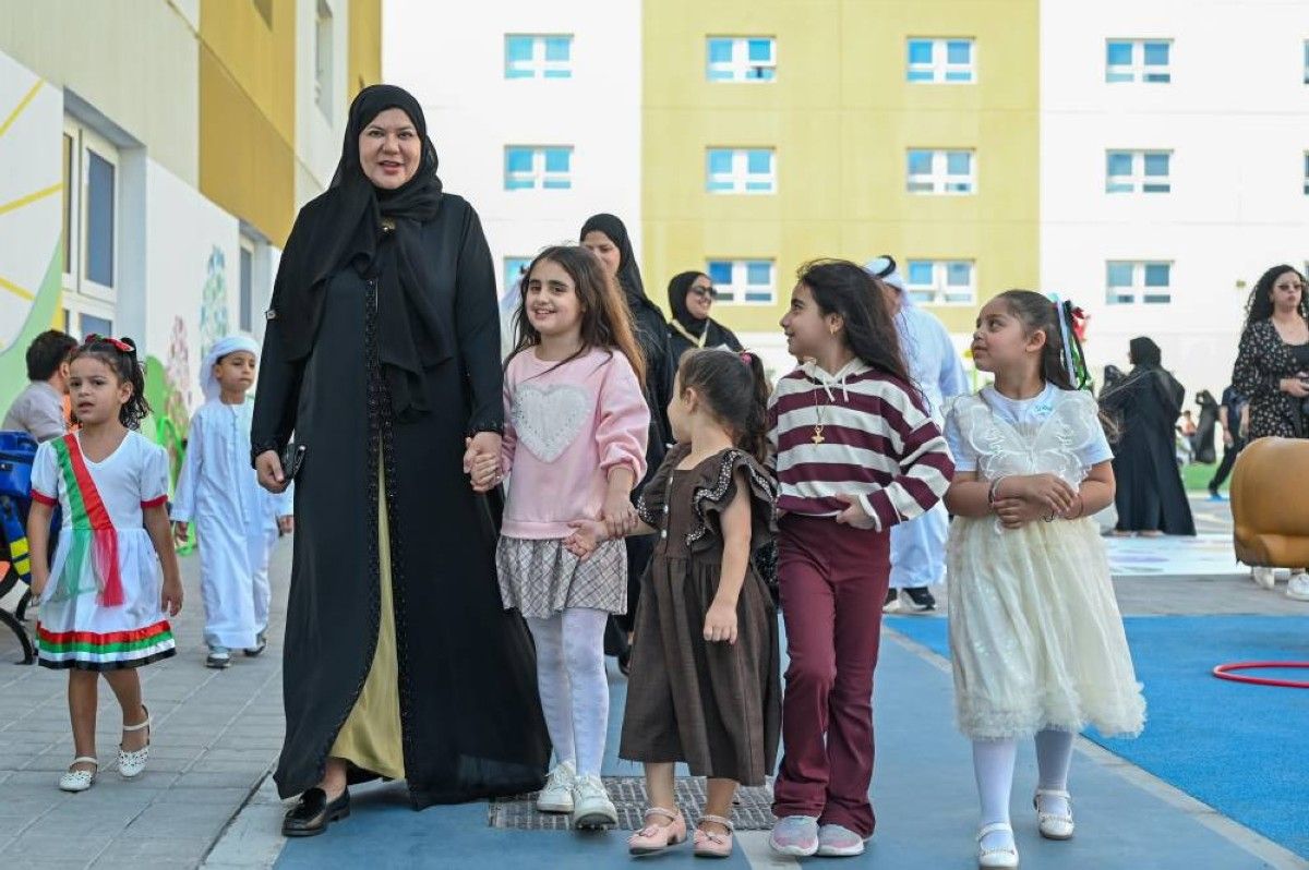 وزيرة الأسرة تشارك الأطفال والأسر الأنشطة التفاعلية في مدينة الإمارات الإنسانية