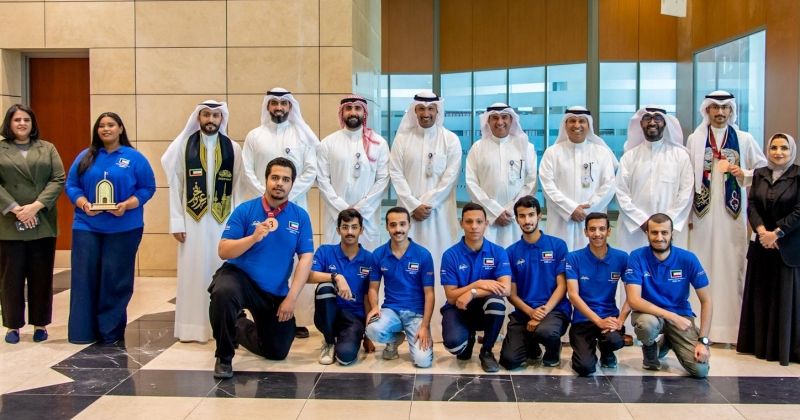 الفجام مع وفد الطلبة ومشرفيهم في لقطة جماعية