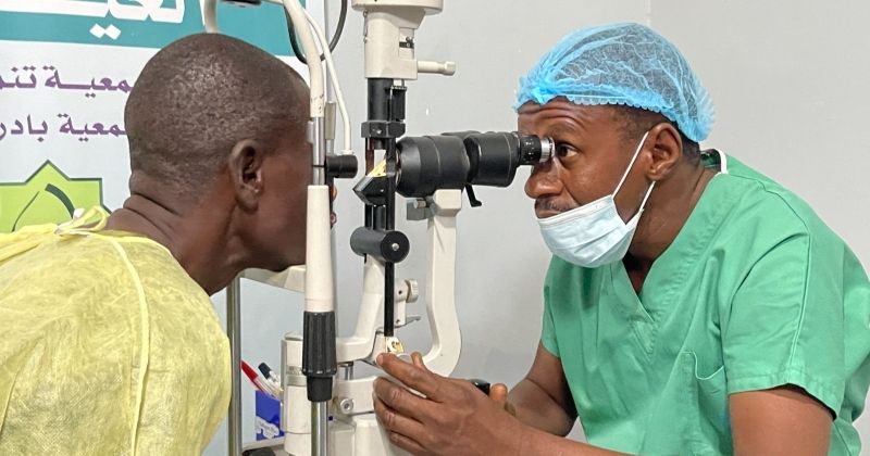 جانب من فحوصات العيون لأحد النازحين السودانيين